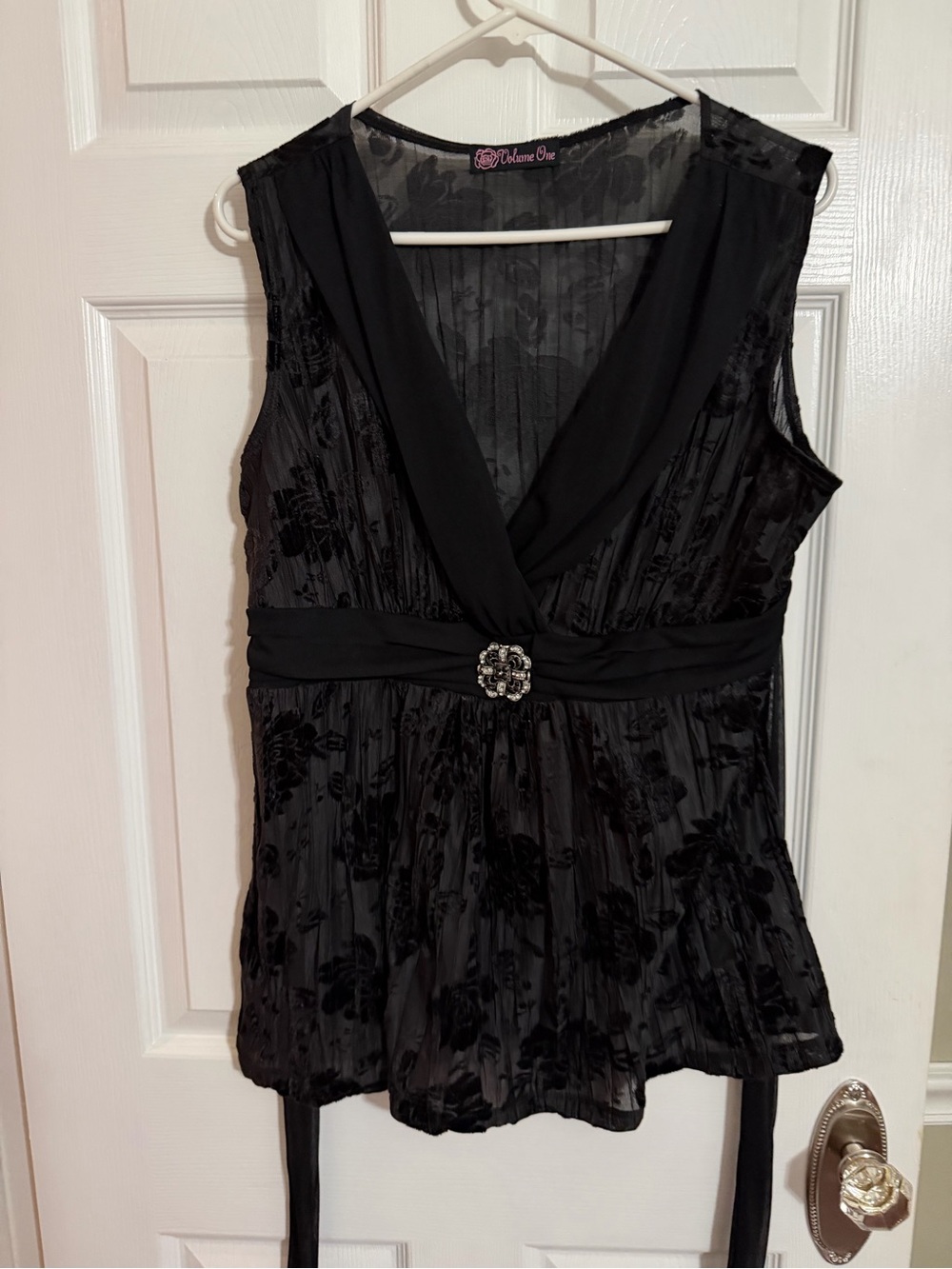 Volume One women’s Black Sleeveless V-Neck Floral Burnout Top,XL